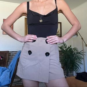 Cute kahki big black button skirt/skort